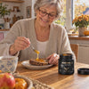 Großmutter streicht Manuka Honig aufs Brot